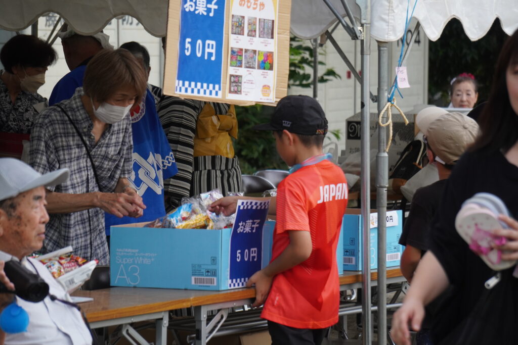 お菓子を買う子供