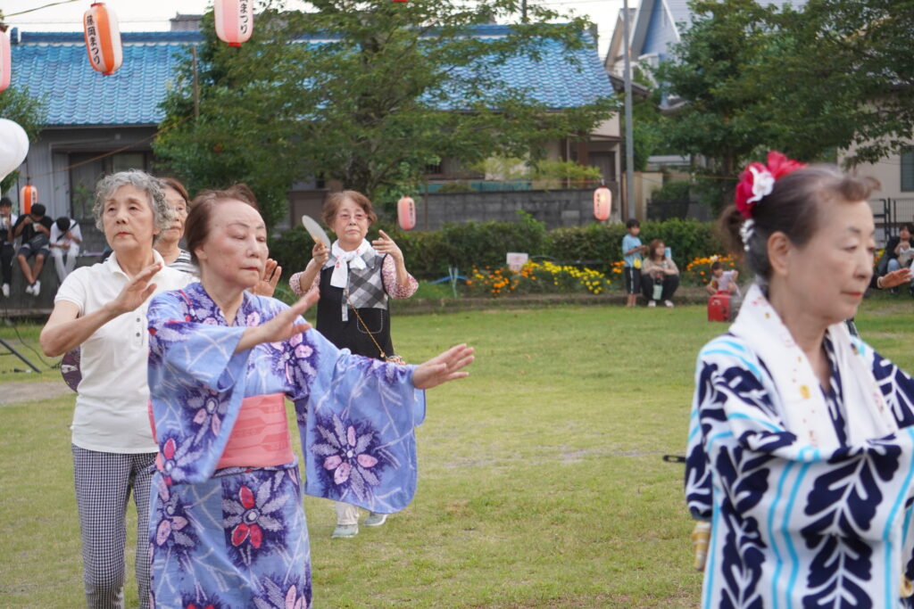 盆踊りをする人々