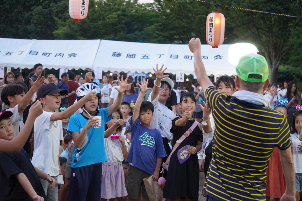 じゃんけんを出す役員と子供達