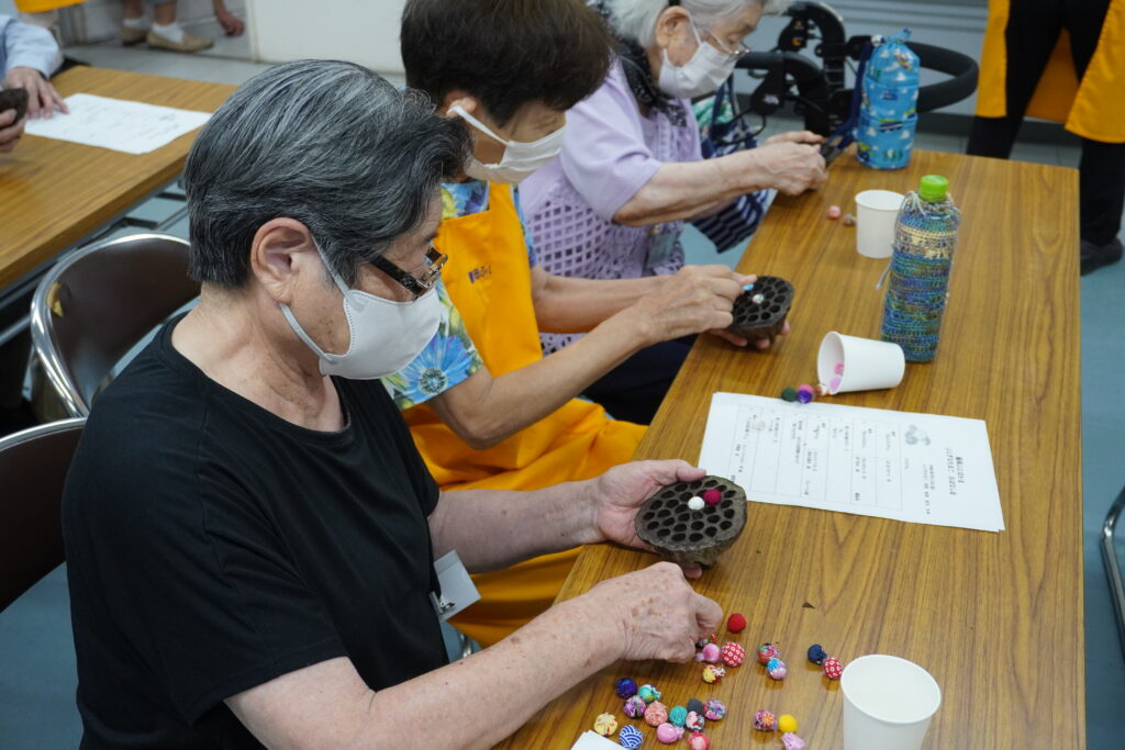 ハスの実にカラフルな色の球を詰め、作品を作る