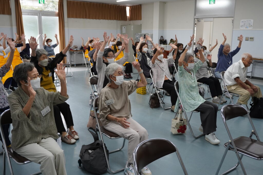 手を挙げる会員さん