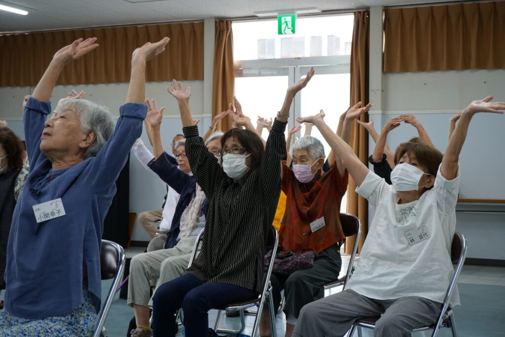 両手を上げ、胸を張る会員さん