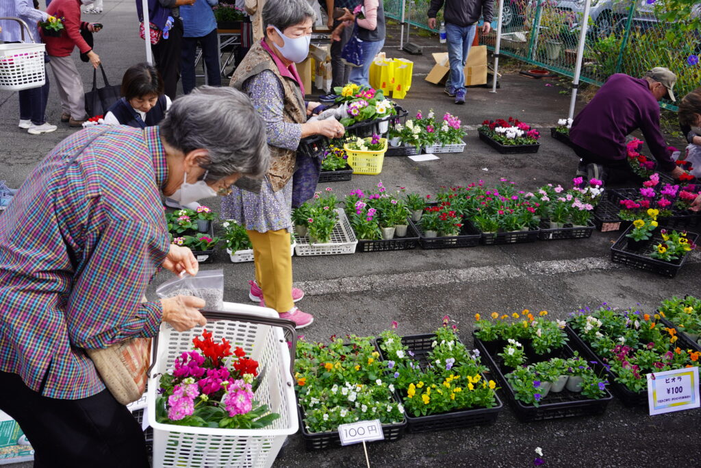 花苗を選ぶ人々