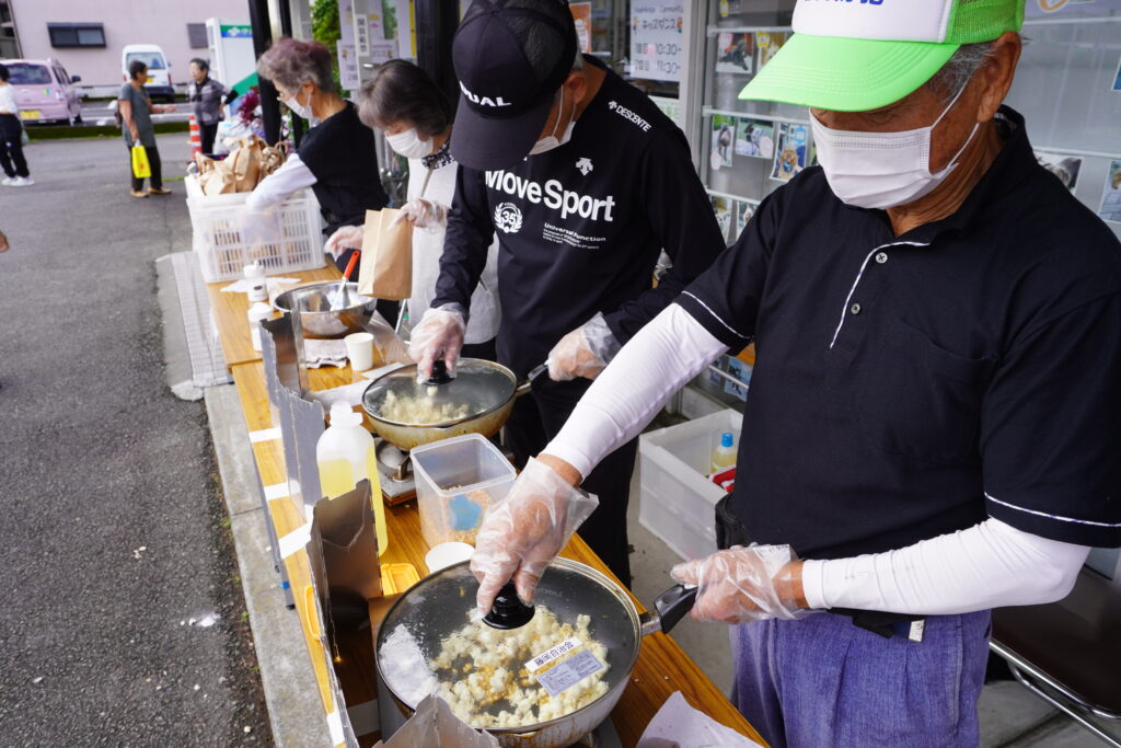 ポップコーンを作る役員