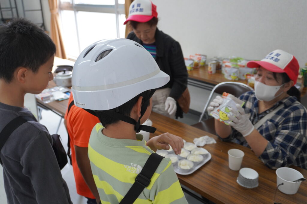 非常食を受け取る小学生