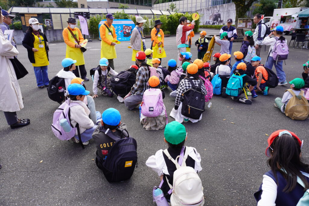 整列している子供達とボランティアさん達