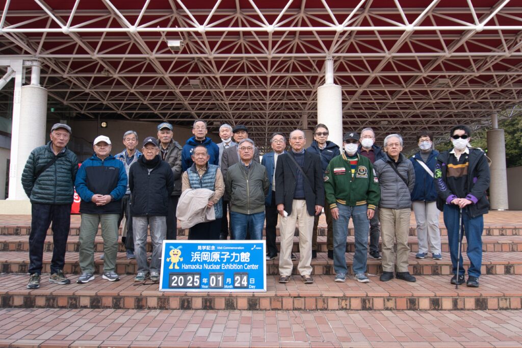 浜岡原子力館の前で集合写真