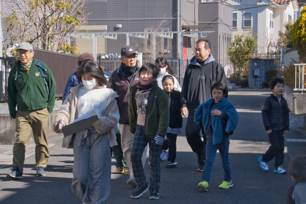 地図を手に消火器を探す生徒たちとサポーター