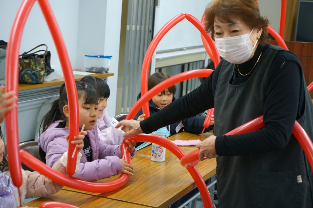 先生の話を聞く子どもたち