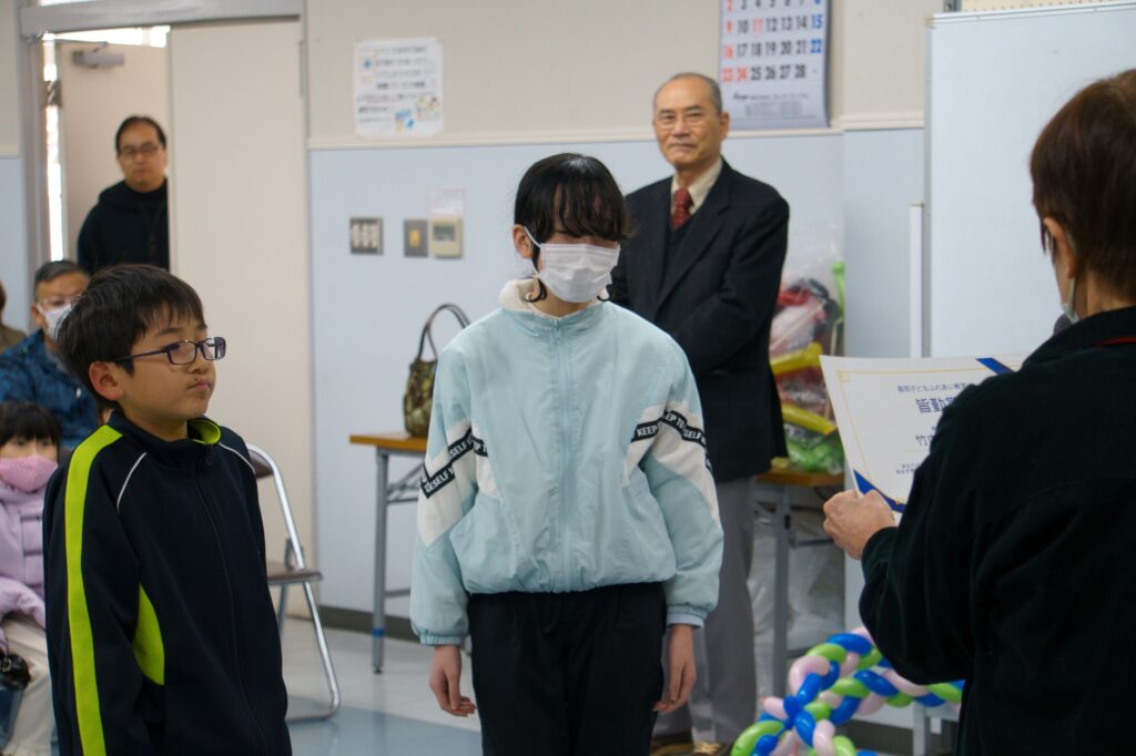 皆勤賞の表彰を受ける子どもたち