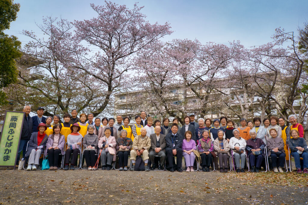 桜の下で集合写真