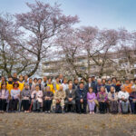 桜の下で集合写真