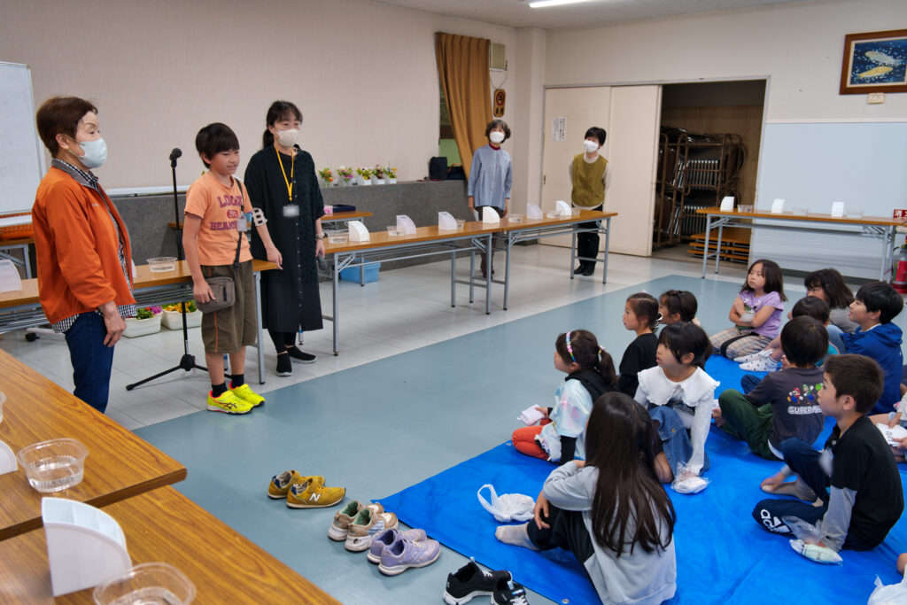 始めの挨拶をする子どもの当番と先生たち