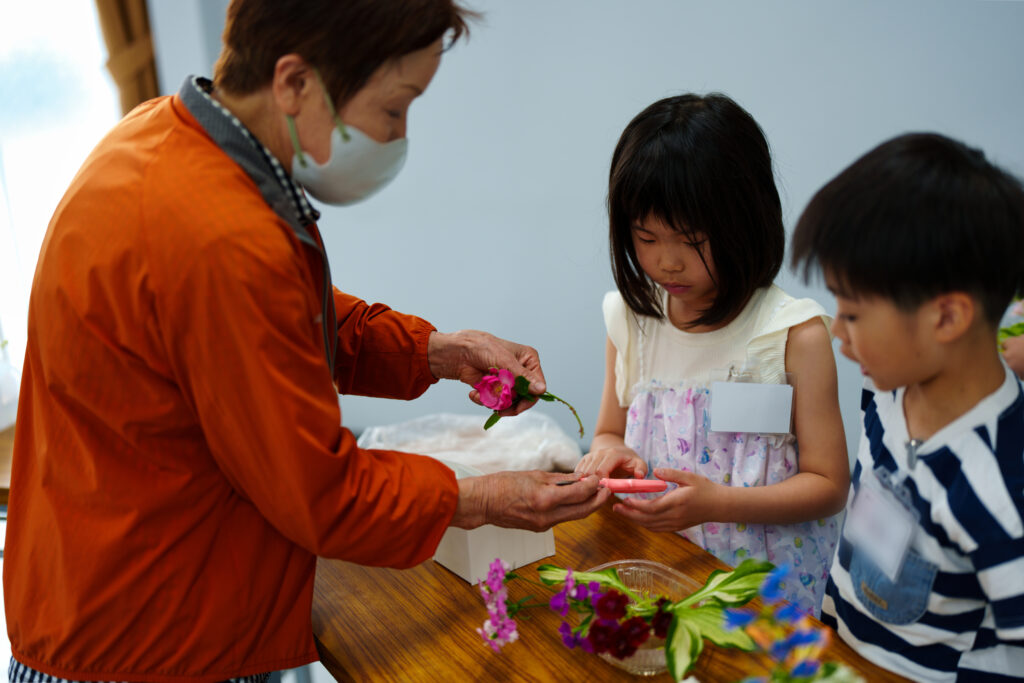 大畑先生に教えてもらいながら、花を活ける子どもたち