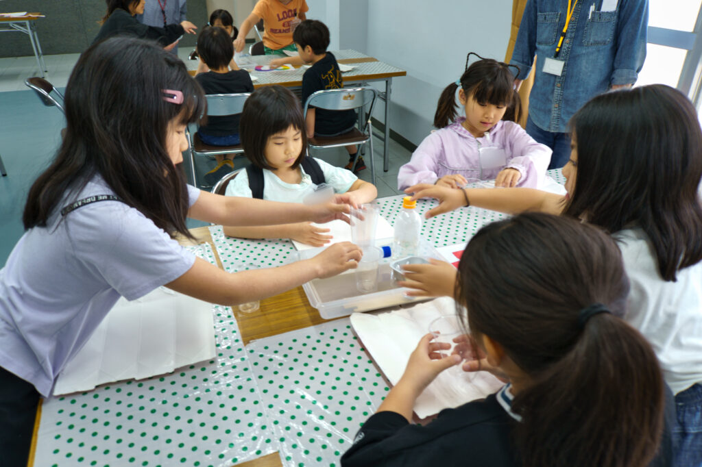 スライムを作る子どもたち