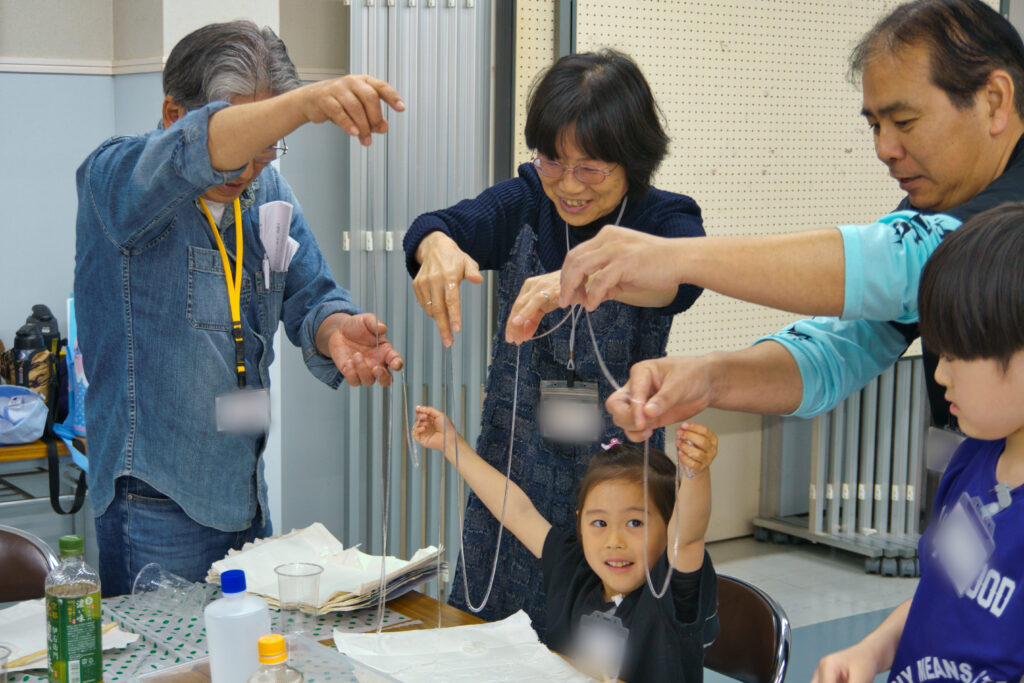 スライムを4人で伸ばしている