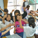 スライムを7人で伸ばしている