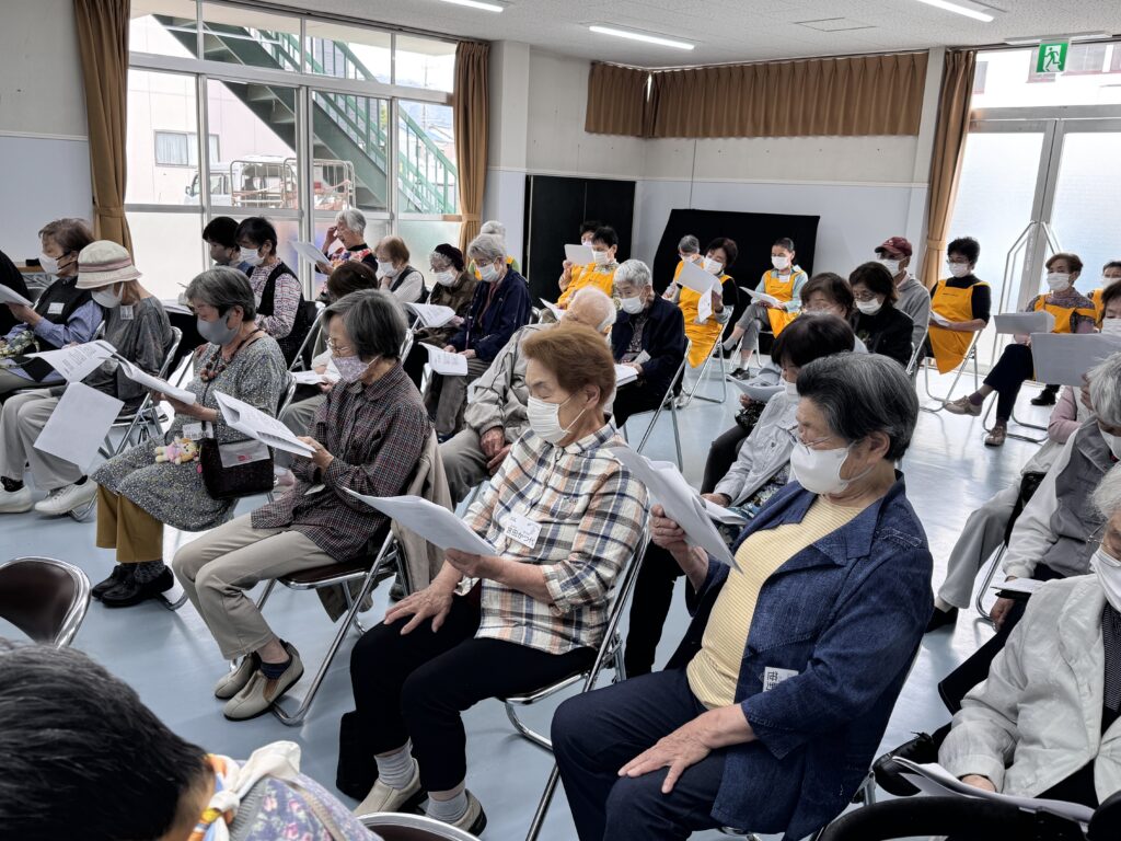 一緒に歌を歌う会員さんたち