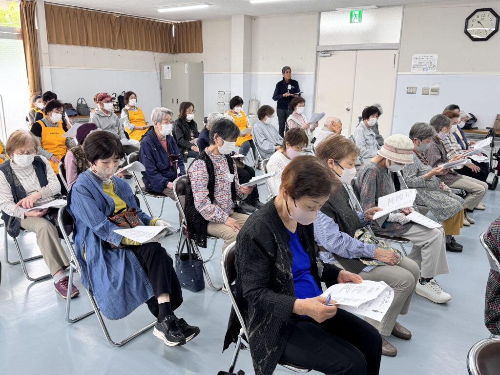 一緒に歌を歌う会員さんたち