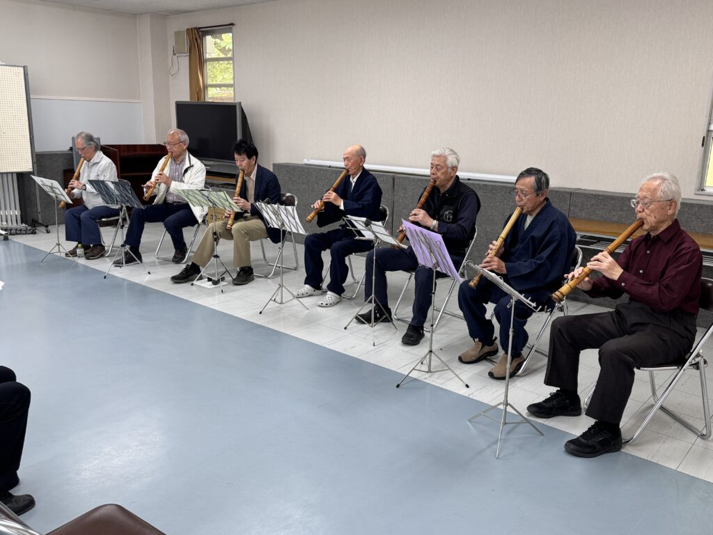 尺八を演奏する「尺八の集い」の皆さん