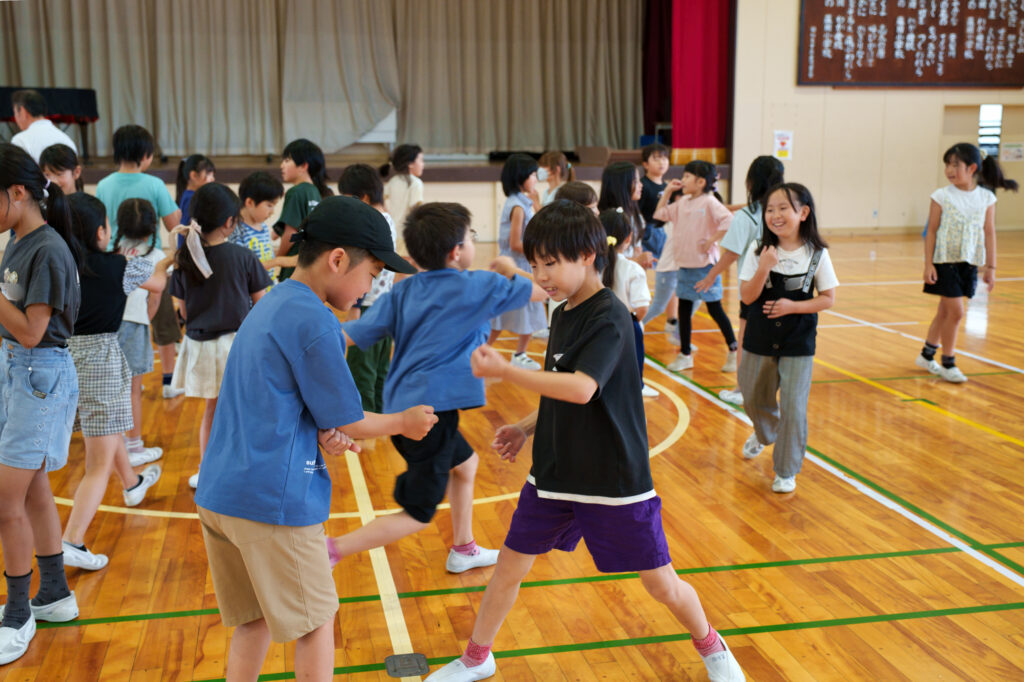 体育館でじゃんけんをする子どもたち
