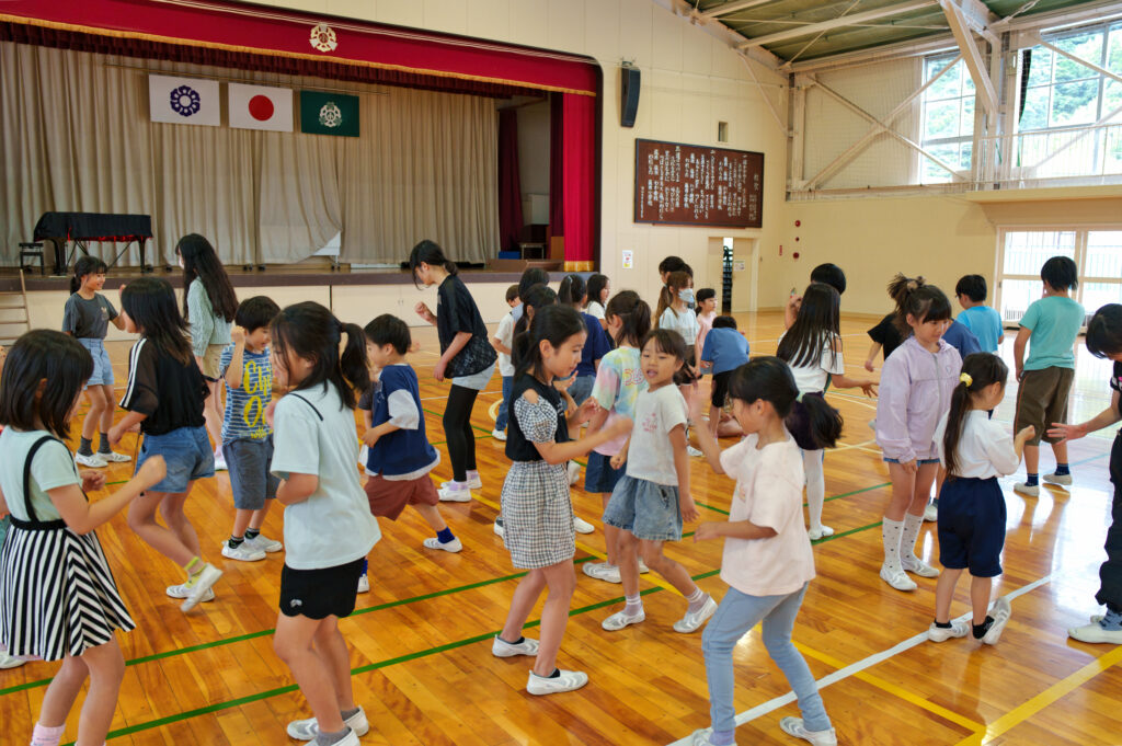 じゃんけんをする多くの子どもたち