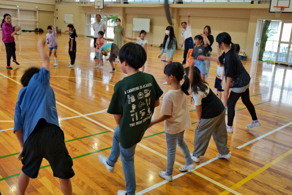 名前を言いながら好きなポーズをする子どもたち