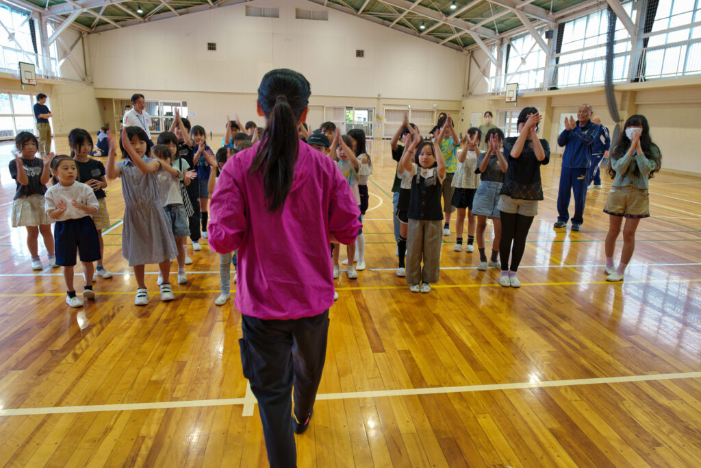 整列し先生に合わせて手を叩く子どもたち