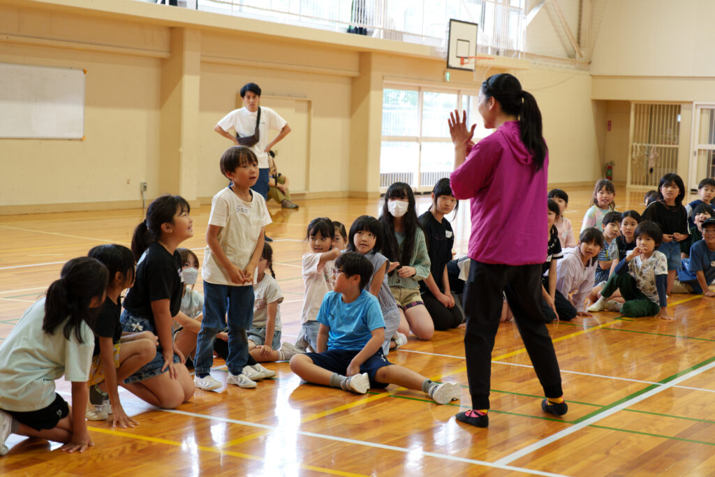 誕生日順に一列に並び、先生が答え合わせをしている