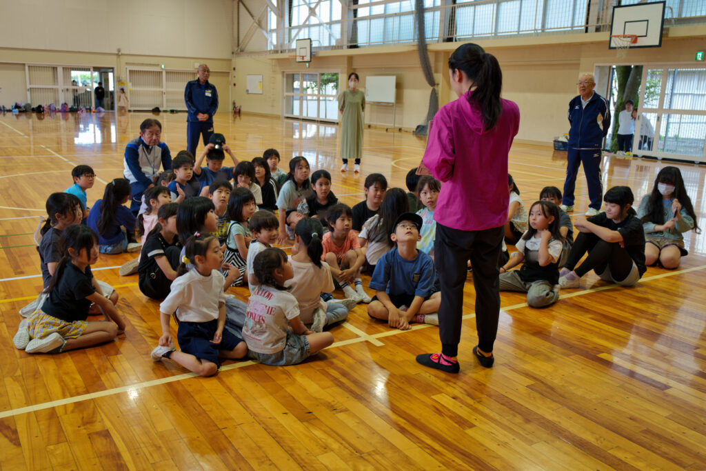 子供たちの前であいさつをしている先生