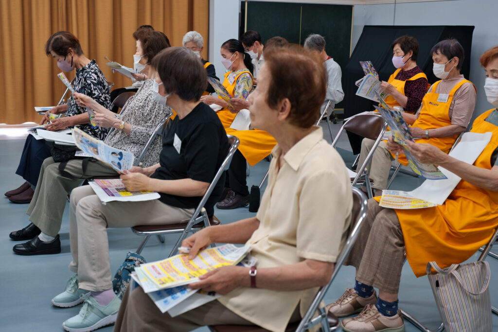 説明を聞いている会員たち
