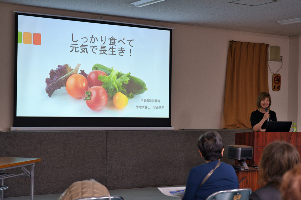 プロジェクタを使い説明する甲賀病院の方