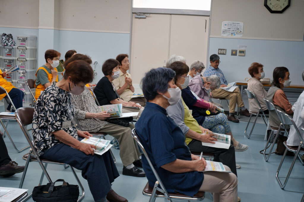 説明を聞いている会員たち