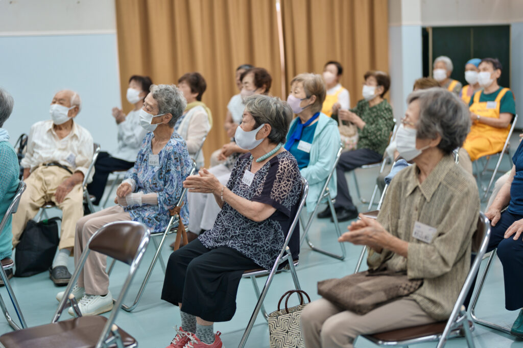 手を叩く会員たち