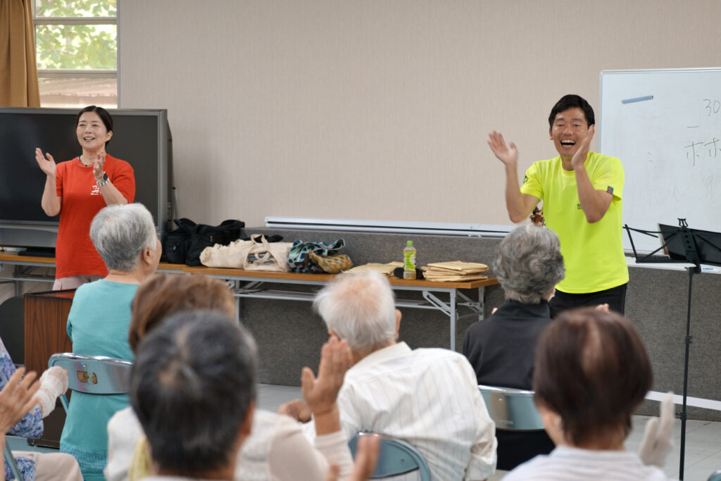 手を叩く講師と会員たち