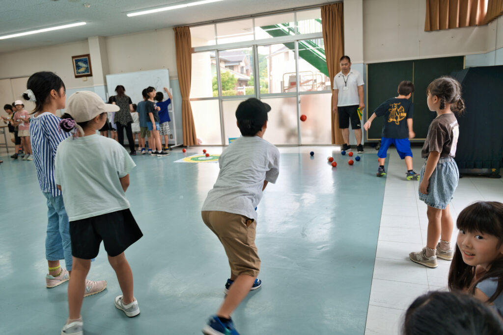 ボッチャで玉を投げる子ども