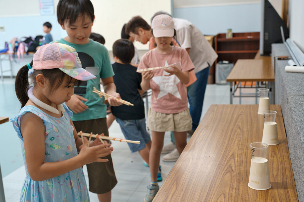 割り箸鉄で的を狙う子どもたち