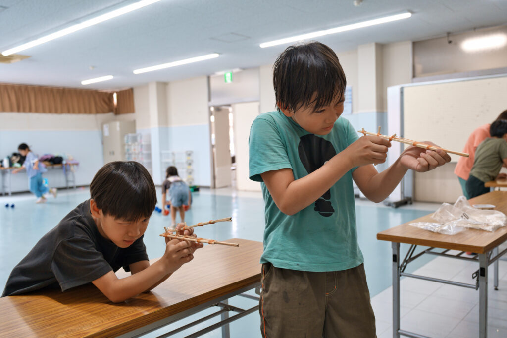 割り箸鉄砲を構える子どもたち