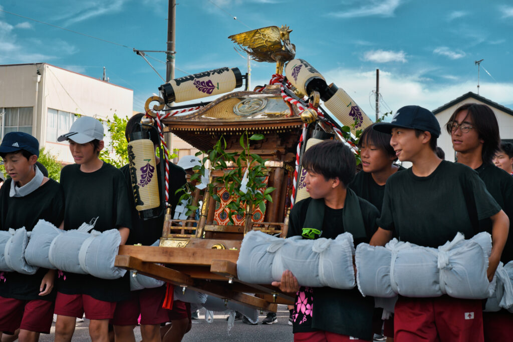 中学生に教えながら一緒に踊る参加者