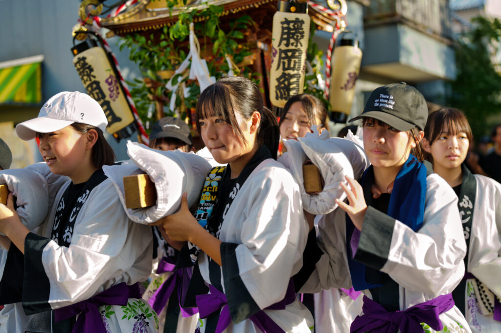 子ども神輿を担ぐ女子中学生