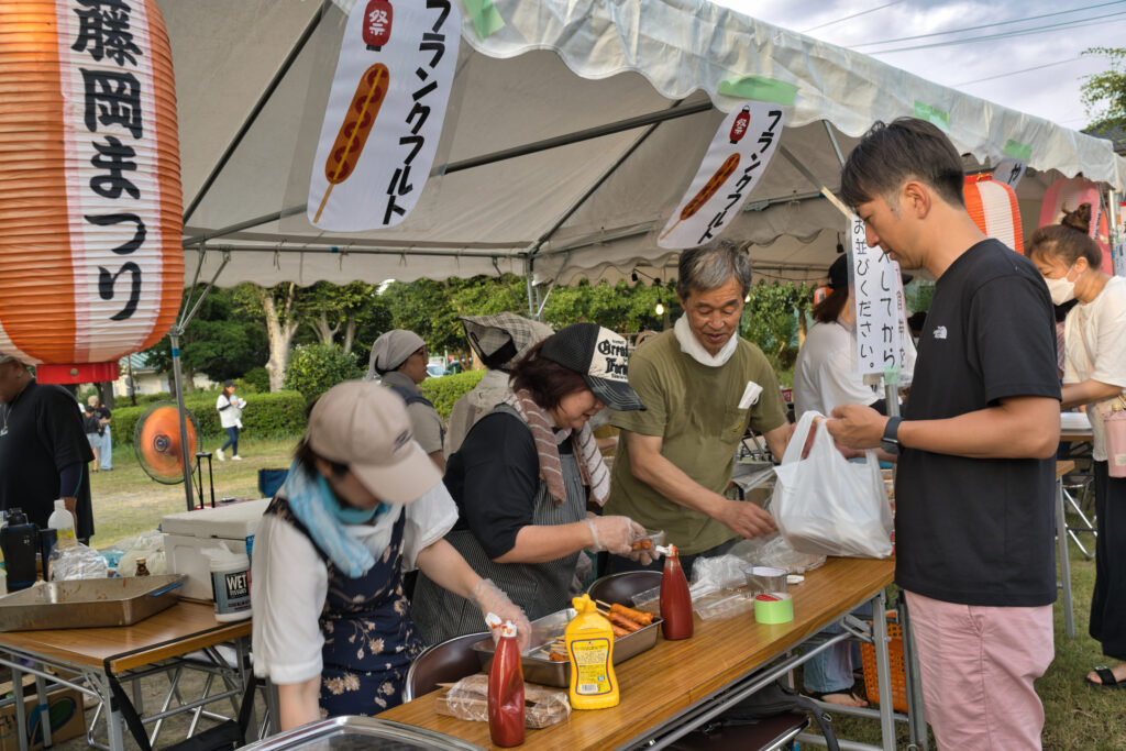 食券とフランクフルトを交換する人