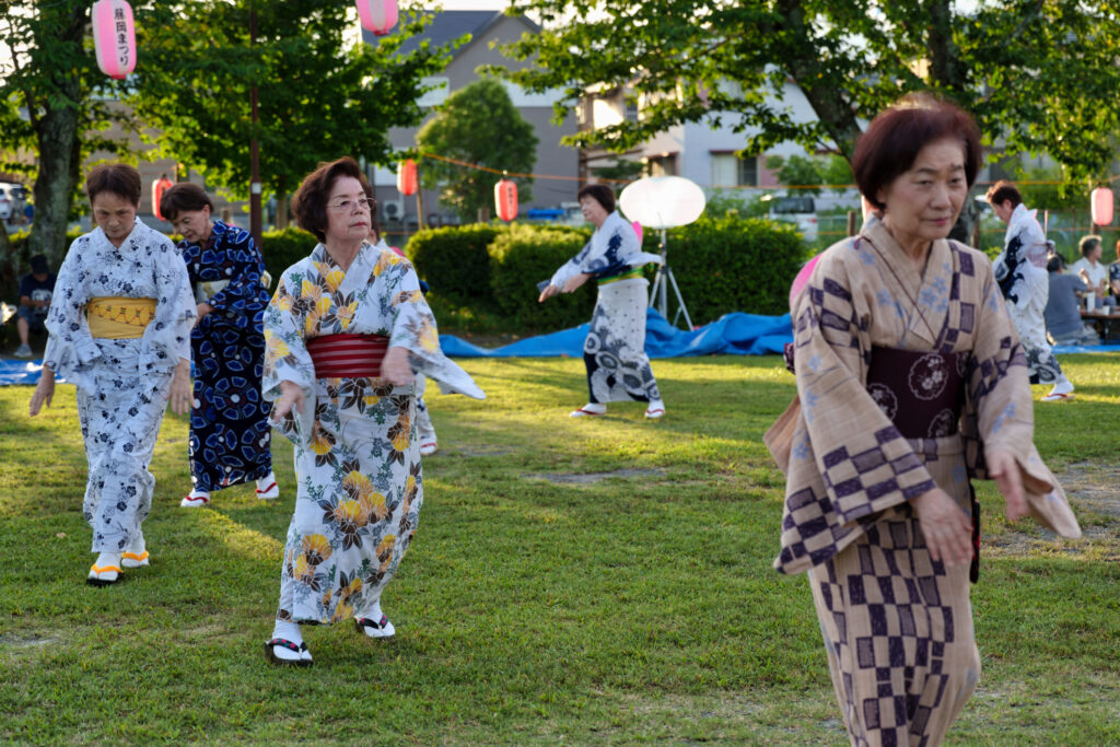 盆踊りを踊る浴衣姿の踊りの会の皆さん