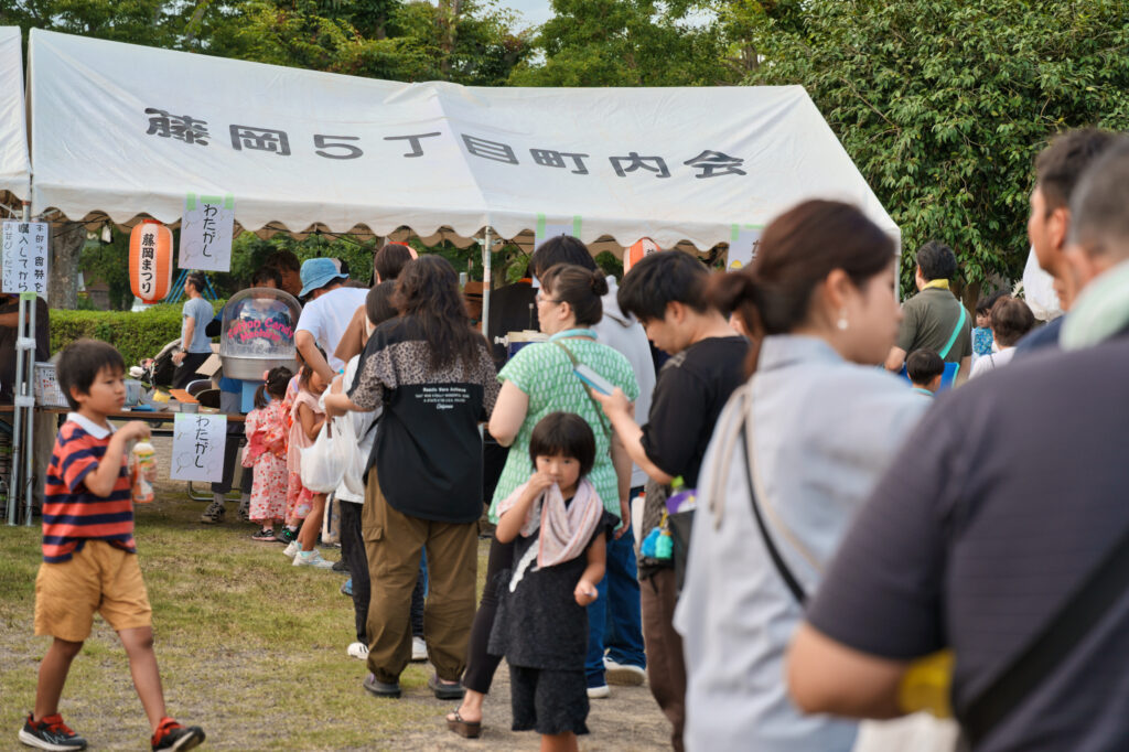 綿菓子のテントに並ぶ人々