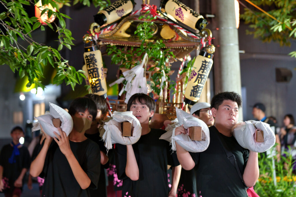 中央公園に子ども神輿を担ぎ戻って生きた男子中学生
