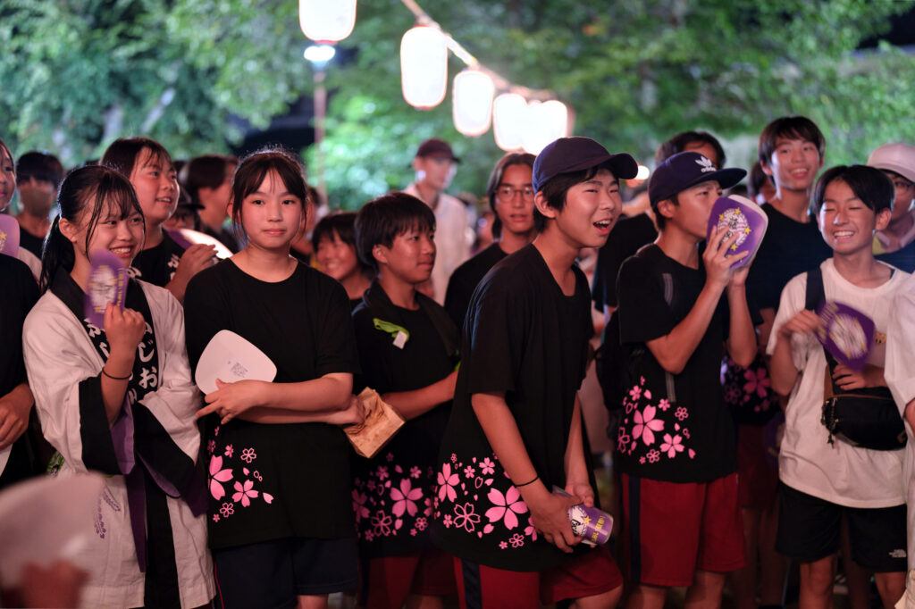 抽選番号を聞き盛り上げる中学生たち