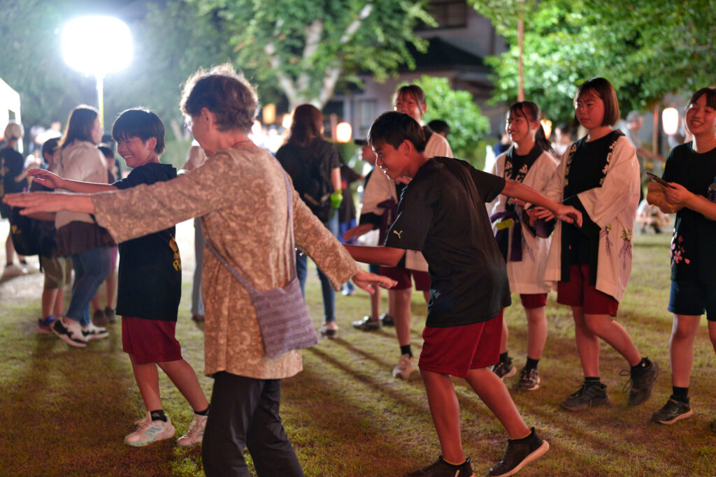 中学生に教えながら一緒に踊る参加者