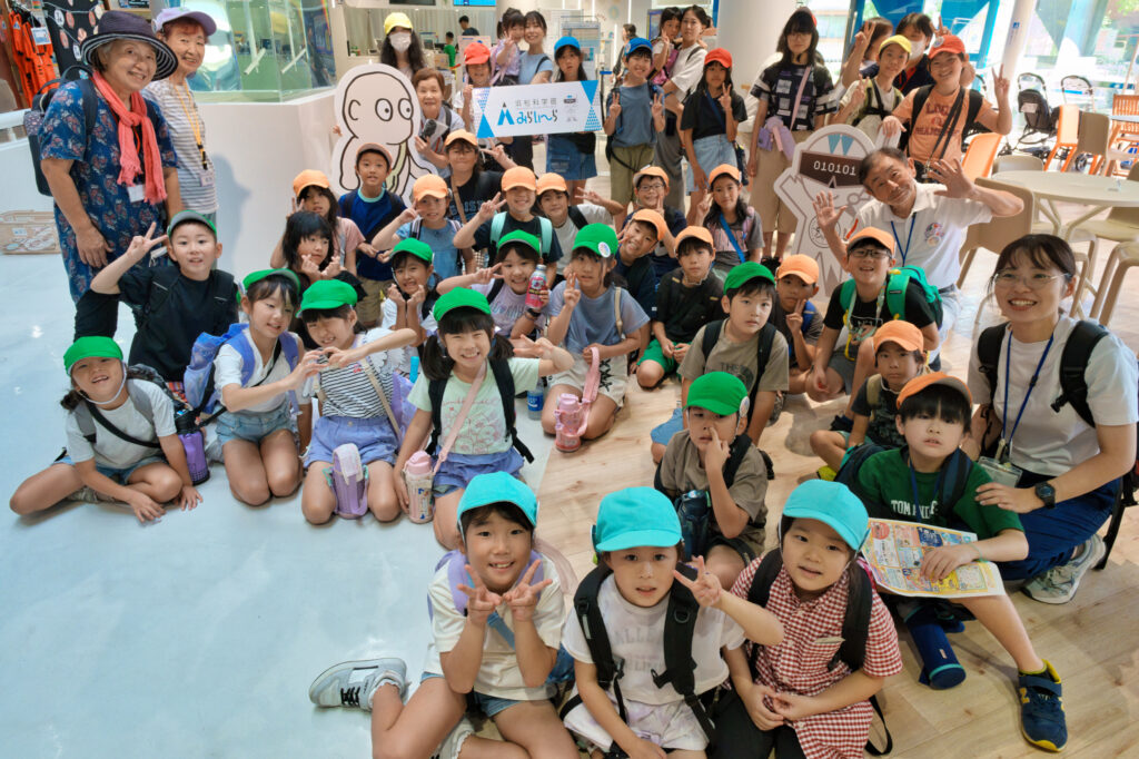 子どもたちや支援員、サポーター、市の職員たちを撮影した集合写真