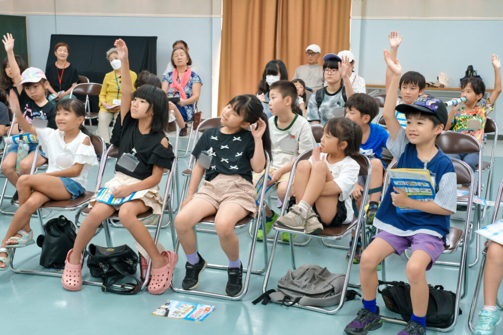 質問に対して手を上げる子どもたち