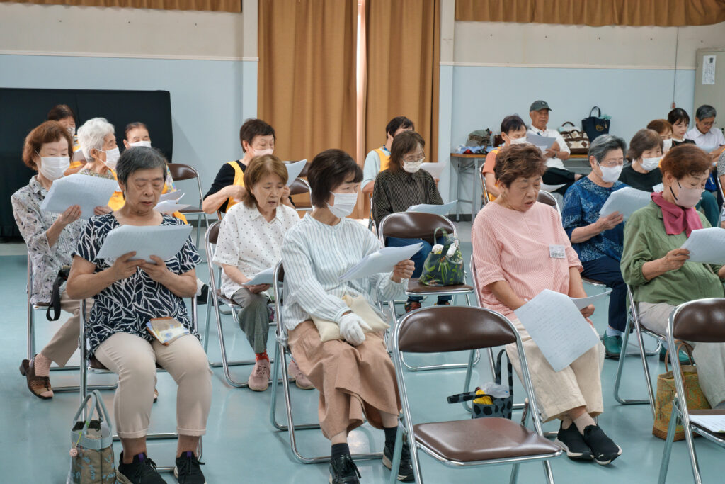 歌を聴く会員たち