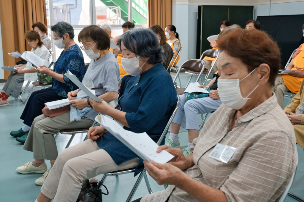 歌を歌う会員たち